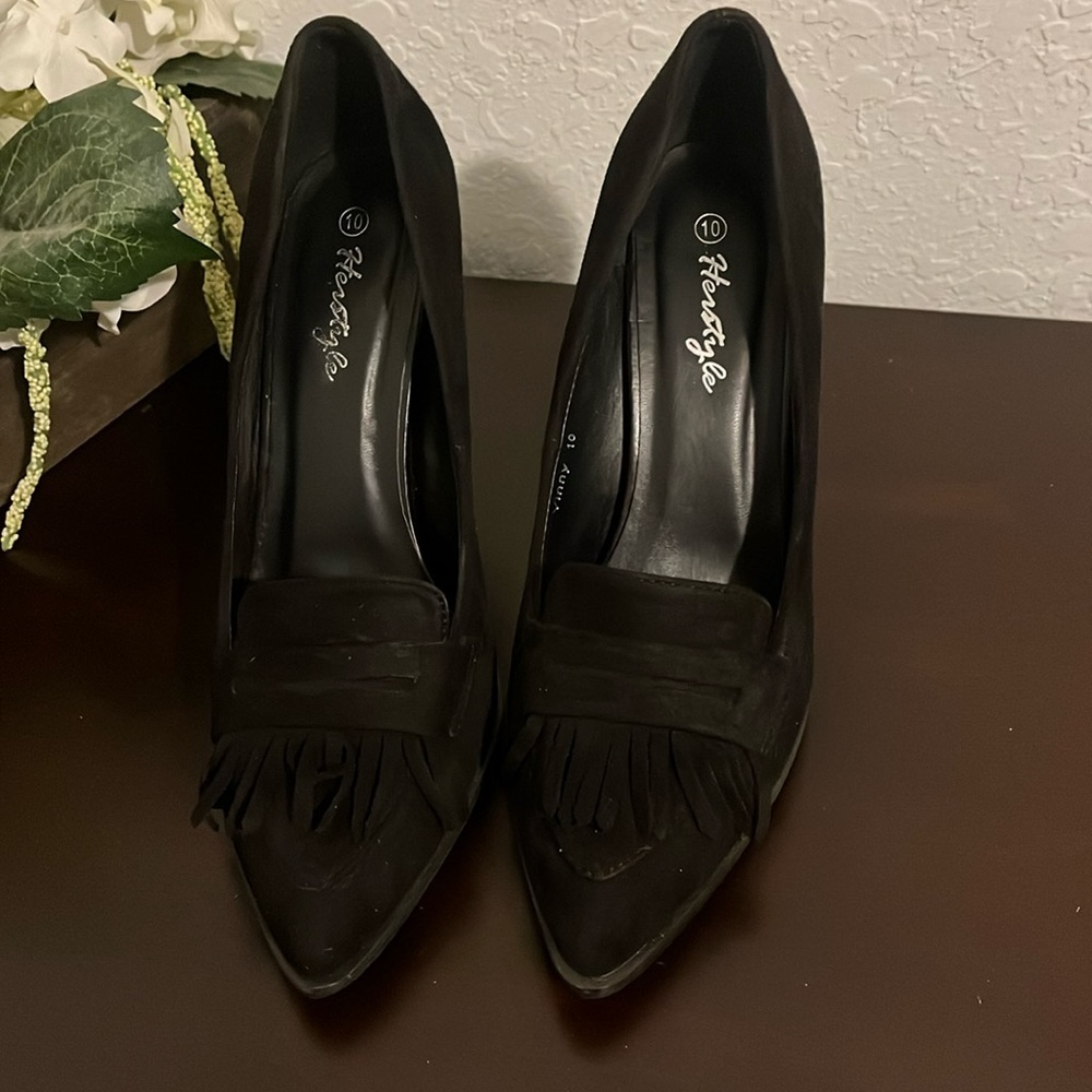 Black pumps